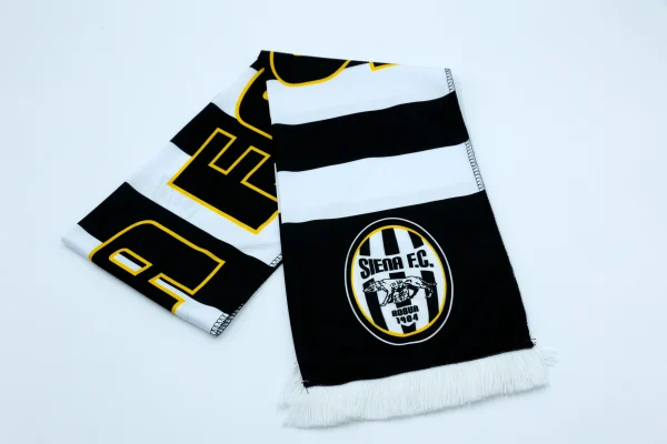 Sciarpa in raso del Siena F.C. con stemma del club e frange bianche.