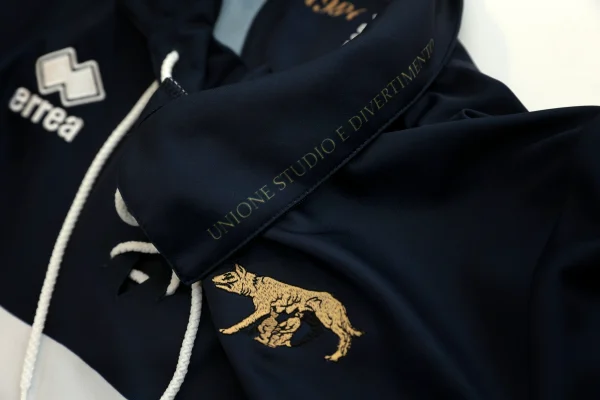 Dettaglio dello scollo rétro con lacci della maglia del portiere 120 anni Siena F.C.