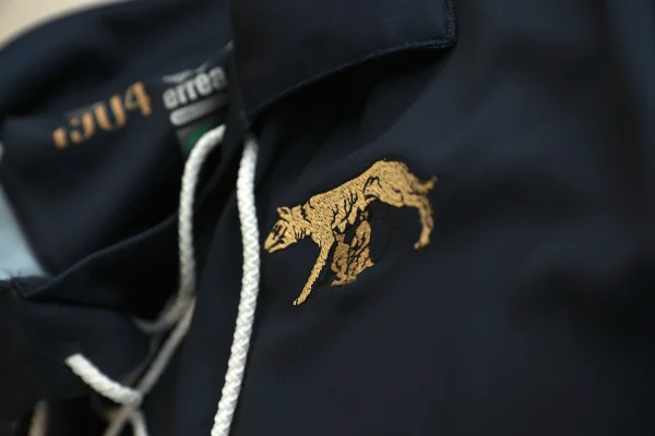 Lupa dorata ricamata sulla maglia del portiere 120 anni Siena F.C.