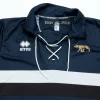 Dettaglio del colletto rétro blu della maglia del portiere 120 anni Siena F.C. con scritta 'Unione Studio e Divertimento'.