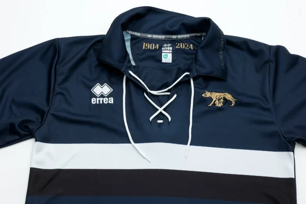 Dettaglio del colletto rétro blu della maglia del portiere 120 anni Siena F.C. con scritta 'Unione Studio e Divertimento'.