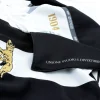 Scollo a camicia della maglia 120 anni Siena F.C. con logo Erreà e dettagli dorati.