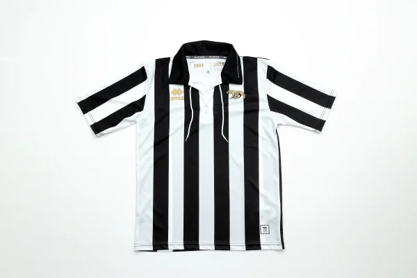 Vista completa della maglia 120 anni Siena F.C. con design rétro