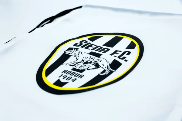 Dettaglio del logo sulla sacca ufficiale Siena F.C.